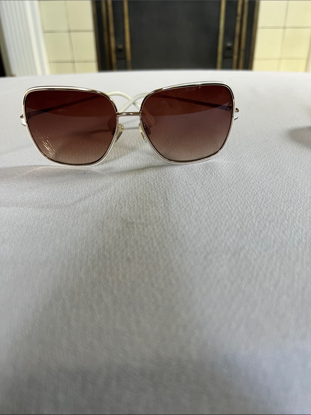 Jessica Simpson Women’s Fashion Sunglasses - gold and white w/brown Gradient Len